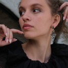 A&C Oslo Store statement-øredobber, svane, gull thumbnail