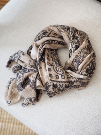 7 DAYS Paisley skjerf – Beige